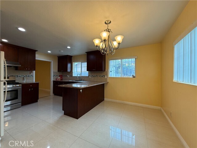 Building Photo - 1127 S Nantes Ave