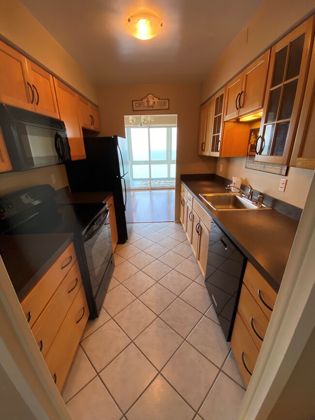 Kitchen - 12520 Edgewater Dr