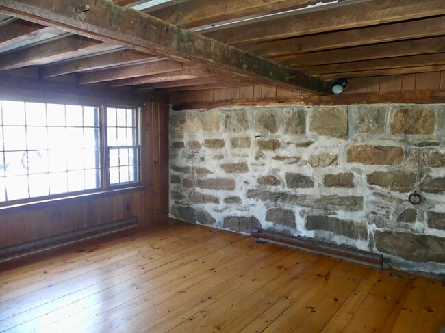 Building Photo - 82 River Rd