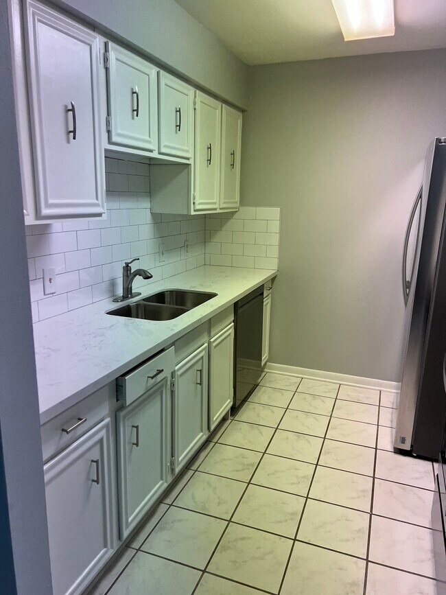Building Photo - 10110 Carlsbad Dr