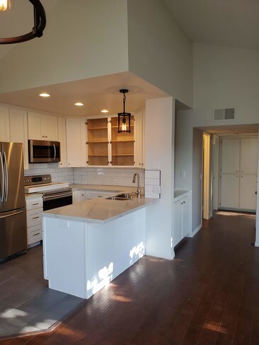 Cocina con pasillo - 4031 Idaho St