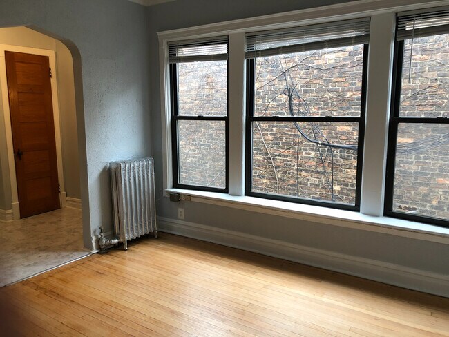 Foto del edificio - 815 W Belle Plaine Ave