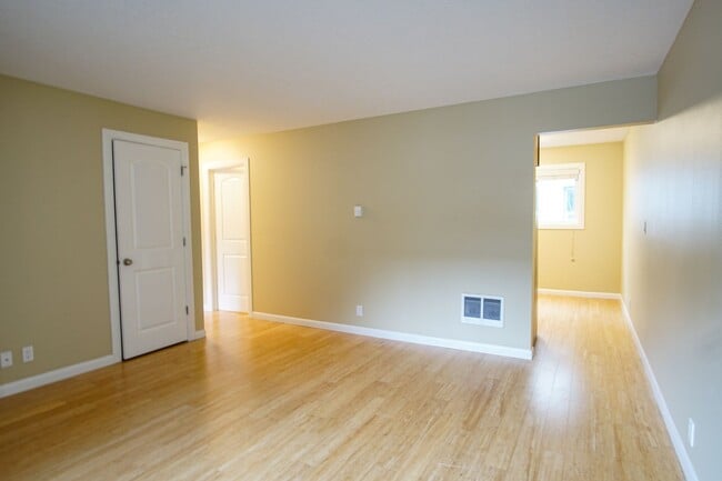 Building Photo - Fantastic 2 Bedroom in Charming St Johns R...