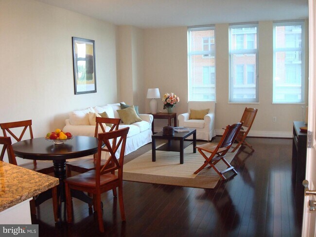 Foto del edificio - 8220 Crestwood Heights Dr