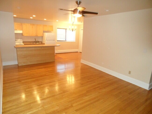 Building Photo - 1509 W Farwell Ave