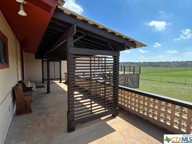 Foto del edificio - 2056 Farm to Market 165