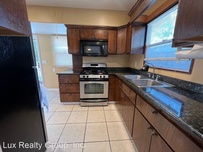 Foto del edificio - 2 br, 1 bath House - 558 A St