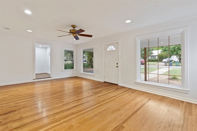 Building Photo - 1909 Bluebonnet Dr