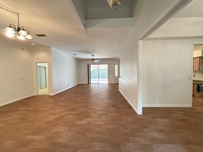 Building Photo - Beautiful Home with Water View in Eastwood!