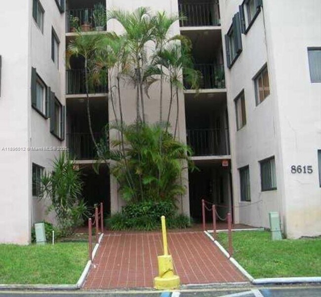 Foto del edificio - 8615 NW 8th St
