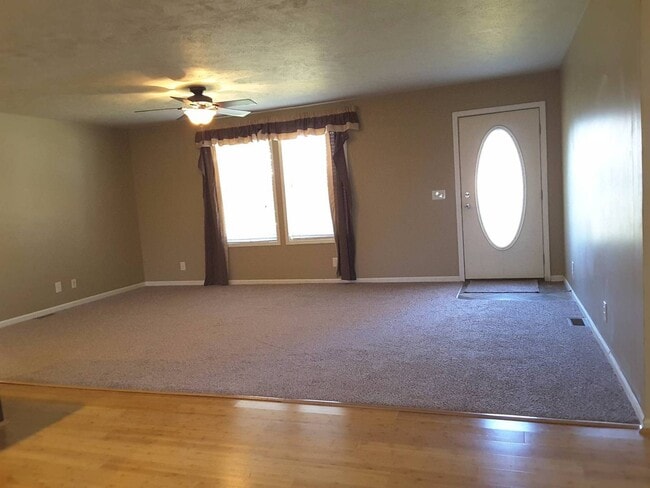 Building Photo - 3 Bedroom Single Family Home!