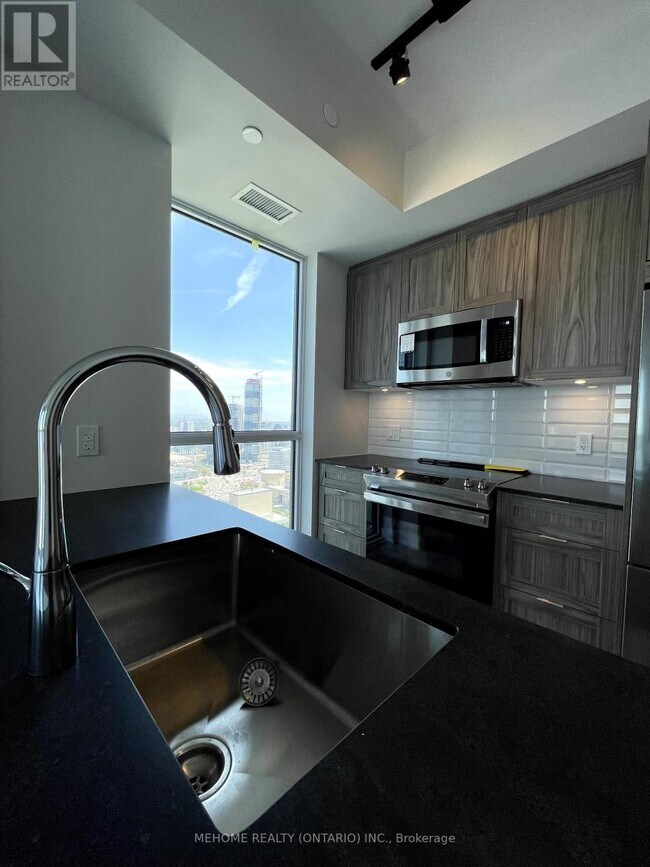 Photo du bâtiment - 430-3430 Square One Dr