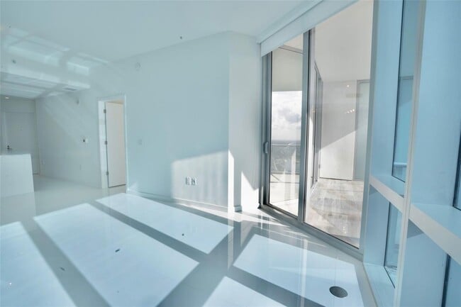 Building Photo - 851 NE 1st Ave