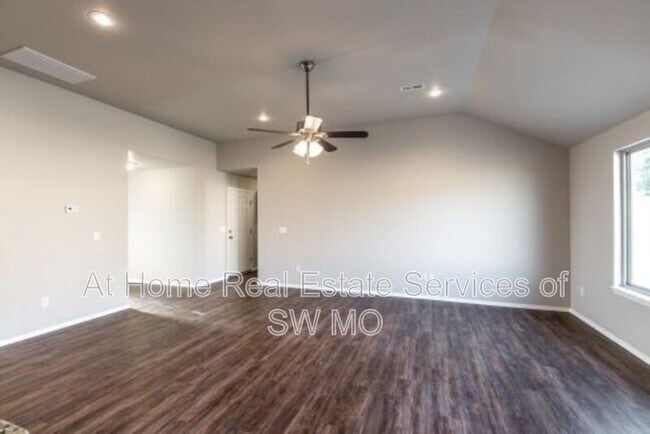 Foto del edificio - 3132 N Oakland Ave