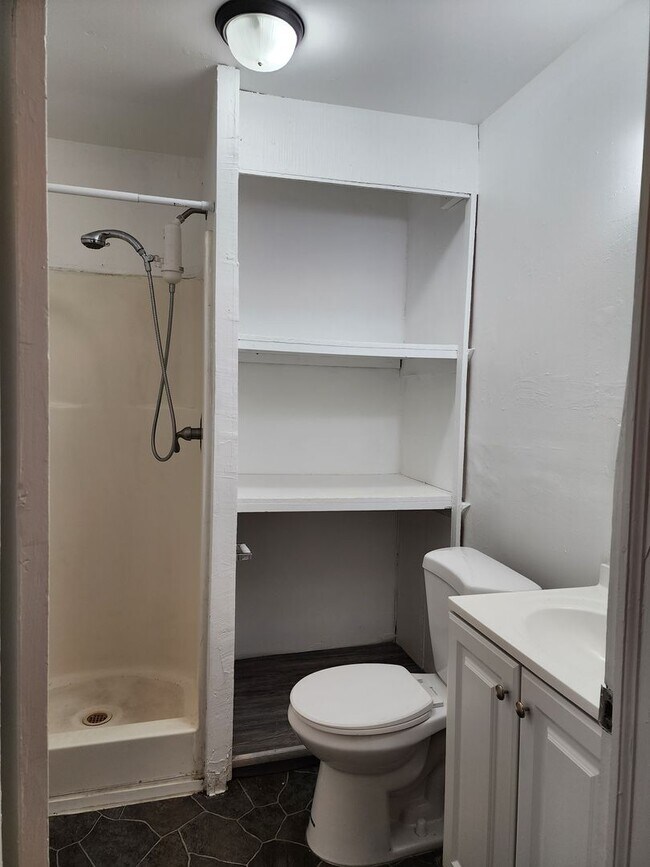 Foto del edificio - 1 bed 1 bath unit w/ shared laundry