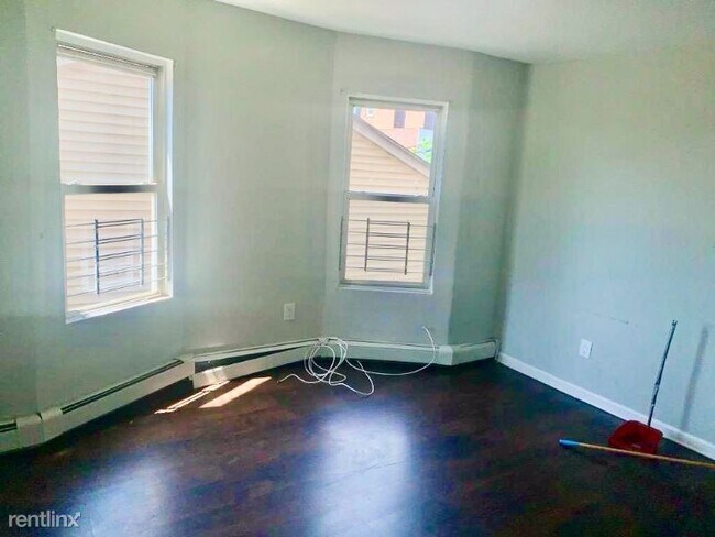 Building Photo - 3 br, 1 bath Townhome - 133 Elizabeth Ave