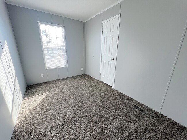 Foto del edificio - 16731 Fall River Rd