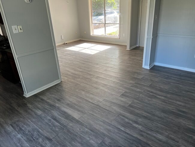 Building Photo - 885 Fontainebleau Dr