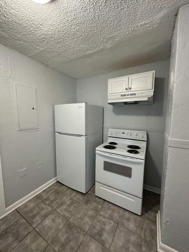 Building Photo - Fully Renovated 2/1 Single Family House Available for Immediate Rent!
