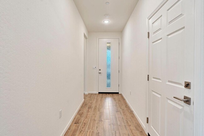 Building Photo - 2143 N Renn Ave