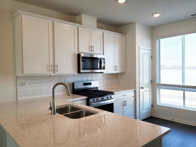 Countertop Bar Seating - 2260 Blue Ct