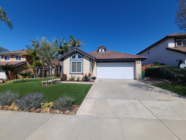 Building Photo - 2 bed 2 bath single family residence. AVAILABLE 5/16