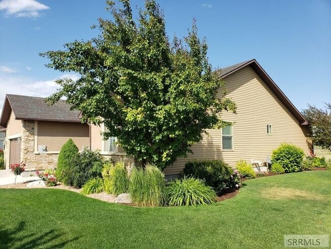 Building Photo - Charming 3-Bedroom, 2-Bathroom Twin Home in Stonebridge Subdivision