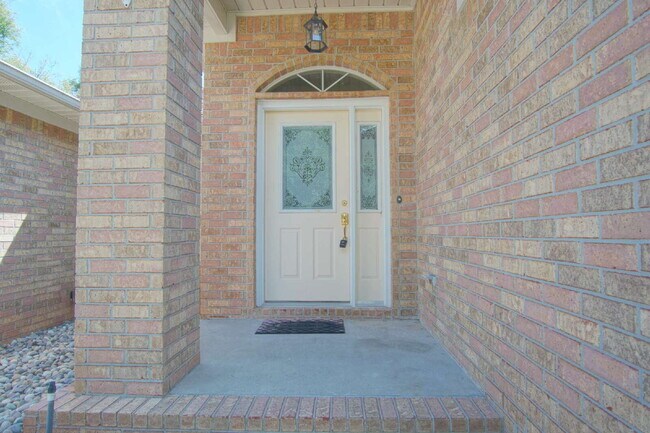 Foto del edificio - Spacious Oak Meadows Home in Milton with Multiple Living Areas, Fenced Yard & 1/2 Off First Month...
