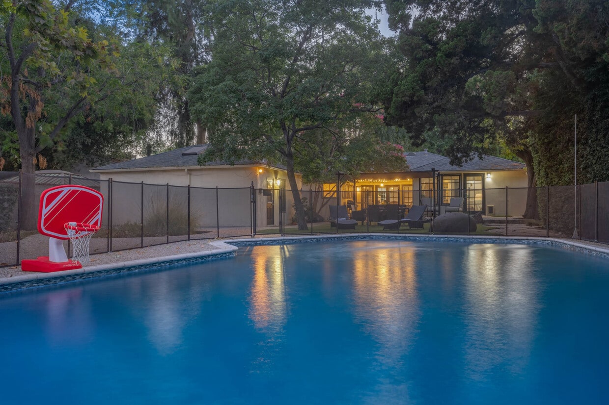 Foto principal - 8624 Louise Ave