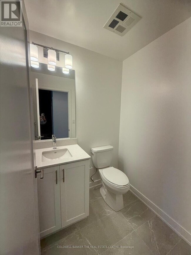Building Photo - 693 Davis Dr