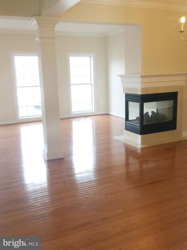 Foto del edificio - 921 Highland Ridge Ave