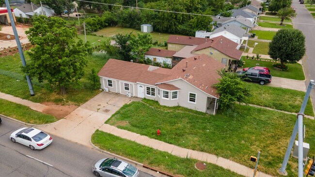 Building Photo - 4 Bed 1 Bath Home Available!
