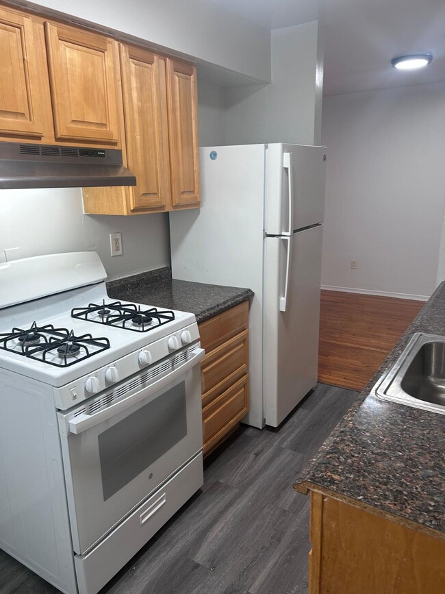 Building Photo - Kingsley Apartments