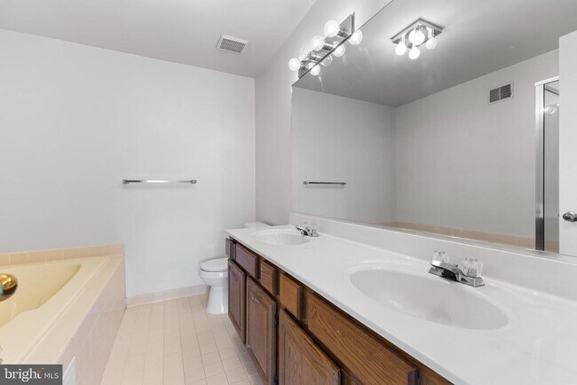 Foto del edificio - 5142 Woodford Dr