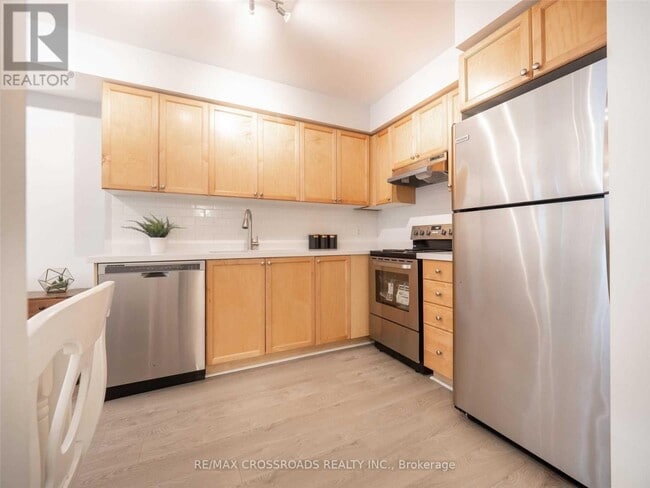 Building Photo - 4975 Southampton Dr