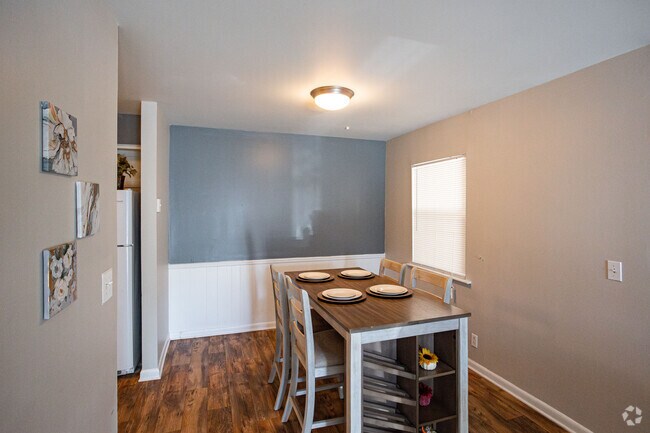 2BR 1,5 BA - 1155SF - Comedor - Highland Ridge Apartments