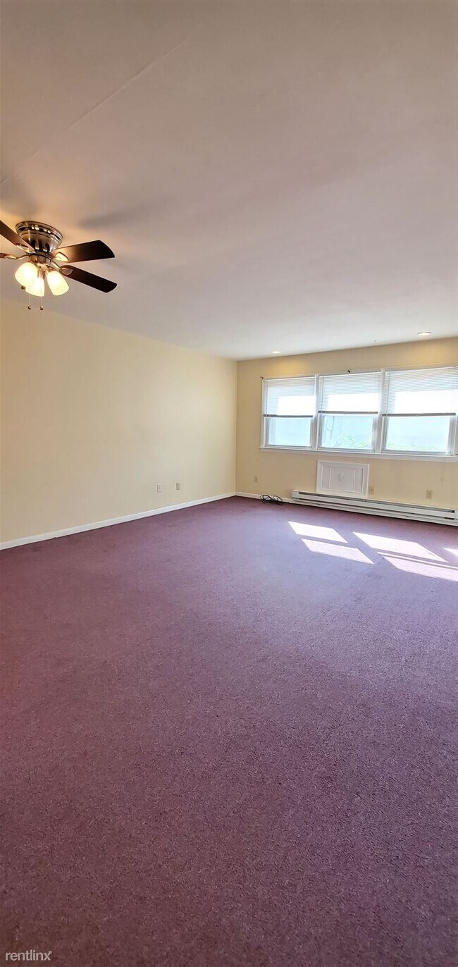 Foto del edificio - 1 br, 1 bath  - 60 Donna Dr