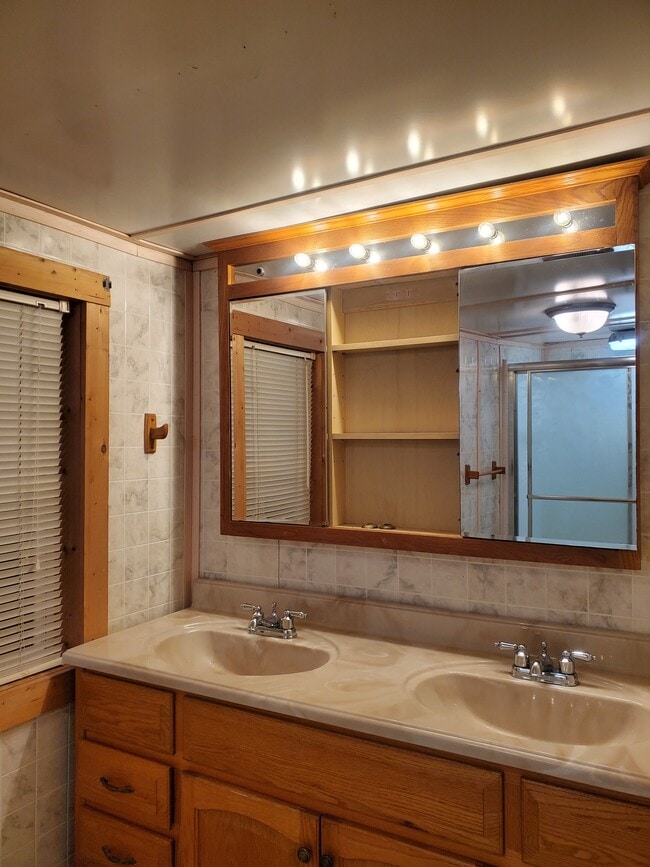 Master bathroom with double sink - 9829 Liberty Rd