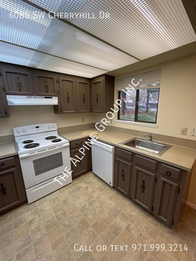 Building Photo - Two bedroom townhome duplex, spacious livi...