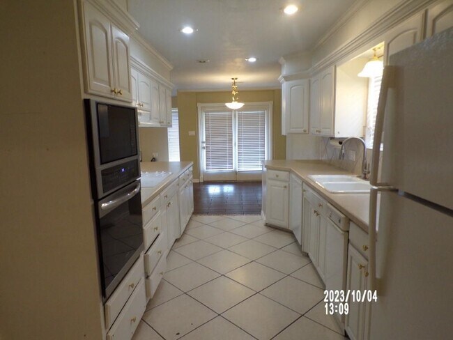 Foto del edificio - 2408 NW Redwood Ln
