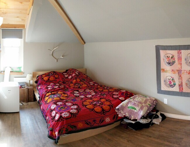 Bedroom - 136 Glasgow St N