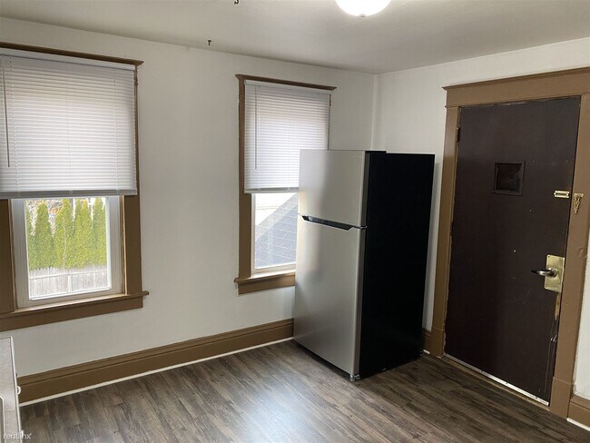 Building Photo - 2 br, 1 bath Duplex - 632 Werle Avenue Upper