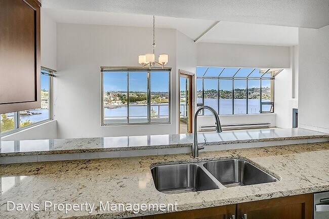 Building Photo - 2 br, 2 bath House - 2522 Dexter AVE N, #301