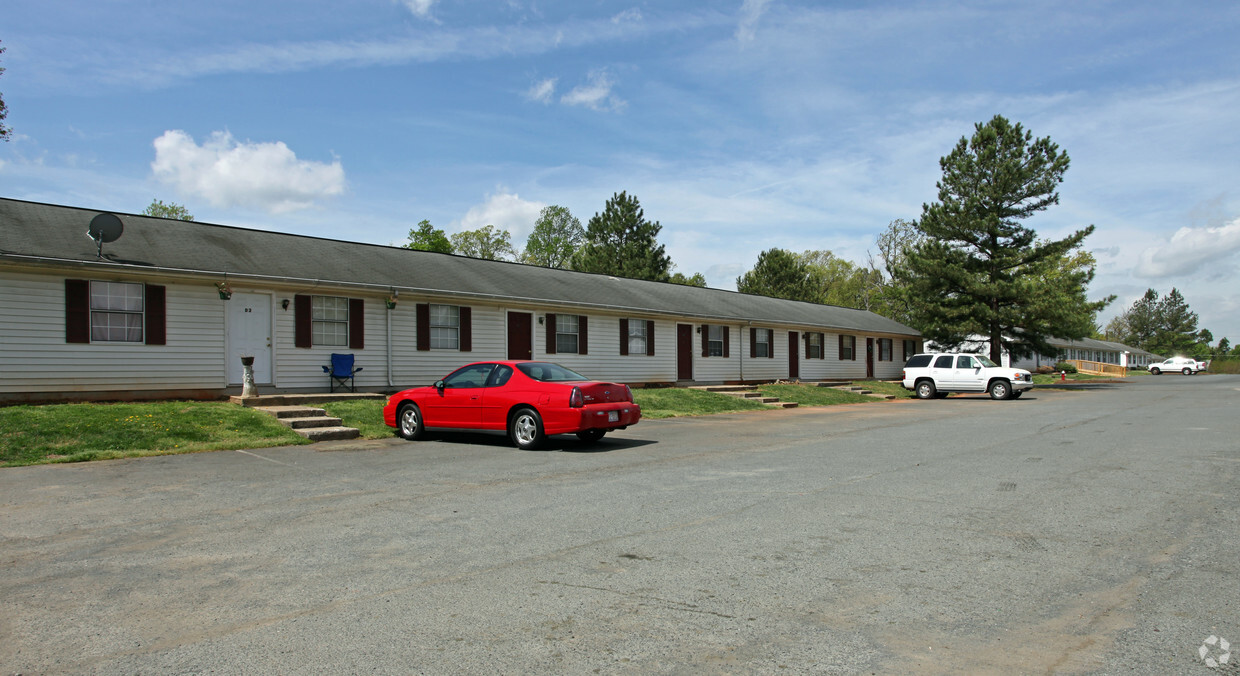 Building Photo - Forest Oaks and Forest Lane Apartments