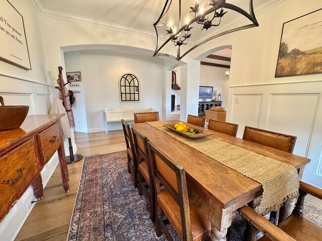 Foto del edificio - 4 Bedroom Home with Office in Walking Distance to Schools