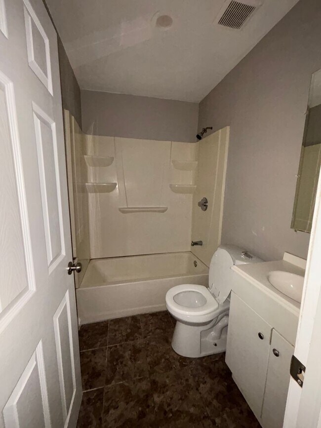 Foto del edificio - 1864 E Cornwall St