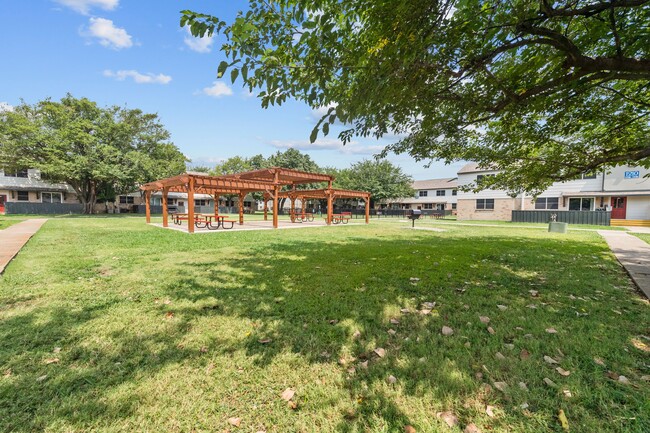 Building Photo - Donna Lynn Apartments