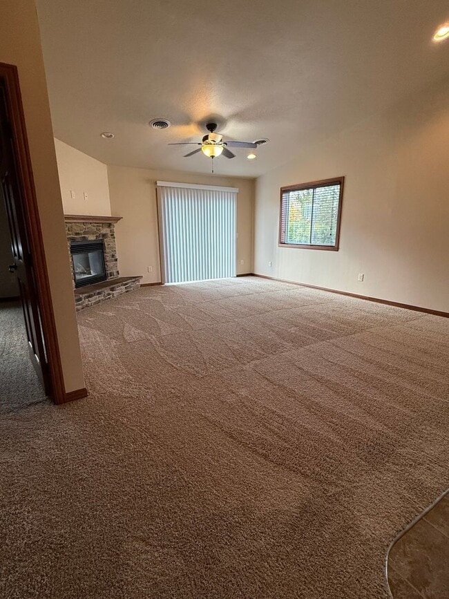 Building Photo - Beautiful 2 Bedroom/2 Bathroom Apartment