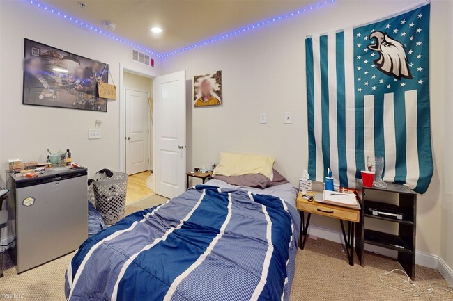 Foto del edificio - 4 br, 4 bath Triplex - 1950 N GRATZ ST Uni...