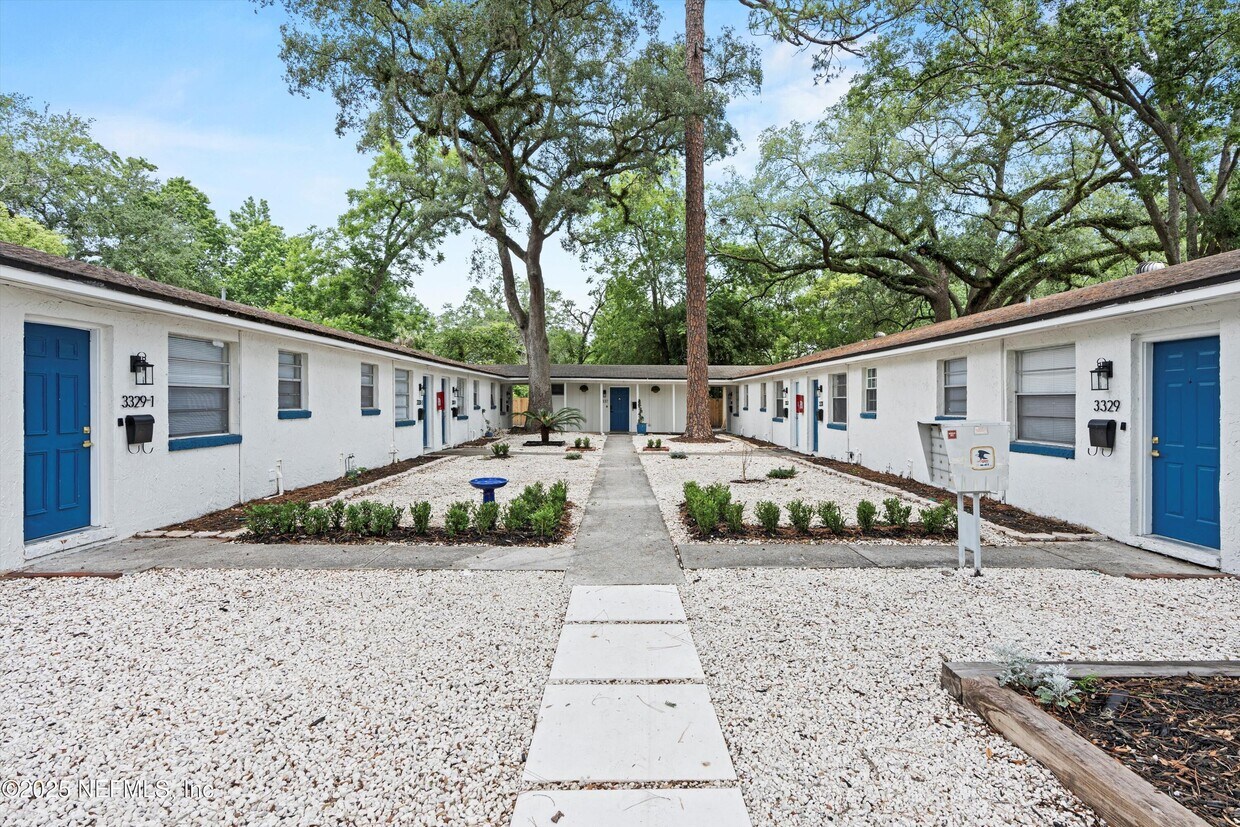 Foto principal - 3329 Mayflower St